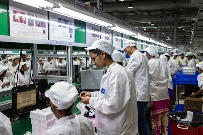 Jennifer Jayadas, giữa, tại khu vực thử nghiệm iPhone trong nhà máy của Foxconn ở Ấn Độ. Ảnh: Bloomberg