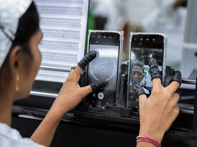 Một nữ nhân viên thử camera của iPhone. Ảnh: Bloomberg
