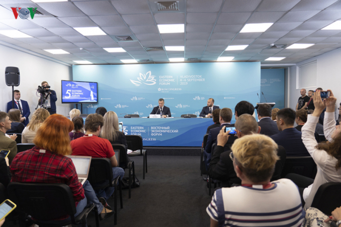 Phó Thủ tướng Nga Yuri Trutnev, Đại diện toàn quyền của Tổng thống Nga tại Vùng liên bang Viễn Đông chủ trì buổi họp báo.