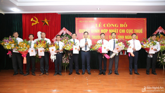 Lãnh đạo Cục Thuế Nghệ An tặng hoa chúc mừng các Chi cục trưởng các Chi cục thuế khu vực. Ảnh: Lâm Tùng