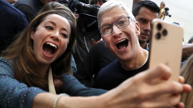 CEO Apple - Tim Cook chụp ảnh selfie với một người tham dự sự kiện ra mắt sản phẩm mới của công ty vào ngày 10-09-2019. Ảnh: CNBC