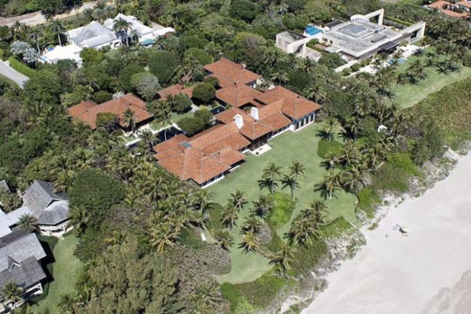Đầu tháng 9 năm nay, Ken Griffin mua một căn biệt thự có tổng diện tích khuôn viên gần 1,5 ha với giá hơn 99 triệu USD. Ngôi nhà sở hữu khoảng 97 m đường bờ biển, tọa lạc tại thị trấn Palm Beach, bang Florida. Ảnh: Bloomberg.
