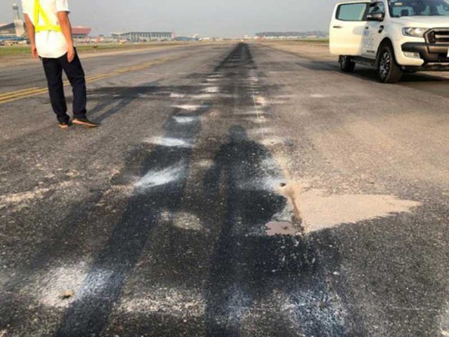 Đường cất hạ cánh, đường lăn tại hai sân bay Nội Bài và Tân Sơn Nhất đang trong tình trạng xuống cấp, hư hỏng nhưng chưa bố trí được nguồn vốn cải tạo, nâng cấp. Ảnh: VL