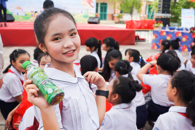 Những phần quà góp phần mang lại niềm vui cho các em thiếu nhi