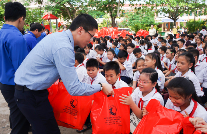 Đại diện Tập đoàn Tân Hiệp Phát trao quà cho các em thiếu nhi