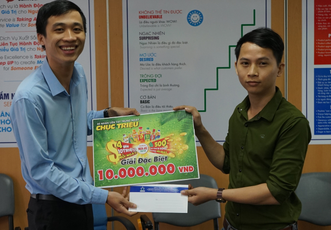 Khách hàng Phạm Xuân Hòa (Quảng Bình) nhận giải thưởng 10 triệu đồng tiền mặt