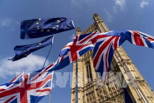 Cờ Anh (phía dưới) và cờ EU (phía trên) tại thủ đô London, Anh. Ảnh: AFP/ TTXVN