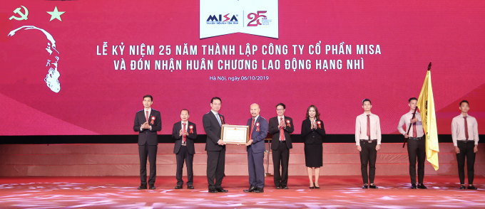 Thừa ủy quyền của Chủ tịch nước, Bộ trưởng Nguyễn Mạnh Hùng trao Huân chương Lao động hạng Nhì cho Công ty Cổ phần MISA