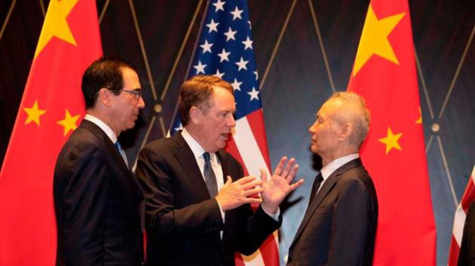 Đại diện Thương mại Mỹ (giữa) và Phó Thủ tướng Trung Quốc Lưu Hạc (phải) tại Thượng Hải ngày 31/7. Ảnh: AFP