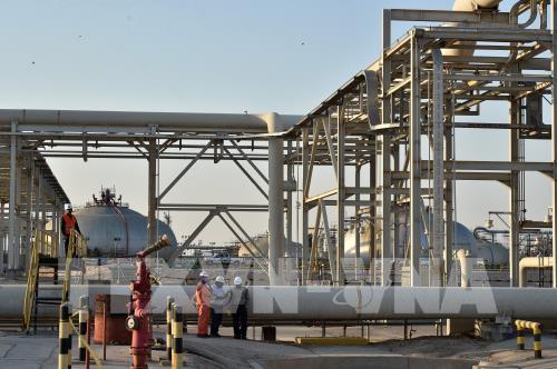 Nhân viên làm việc tại nhà máy lọc dầu Abqaiq của tập đoàn dầu khí Saudi Aramco ngày 20/9. Ảnh: AFP/TTXVN