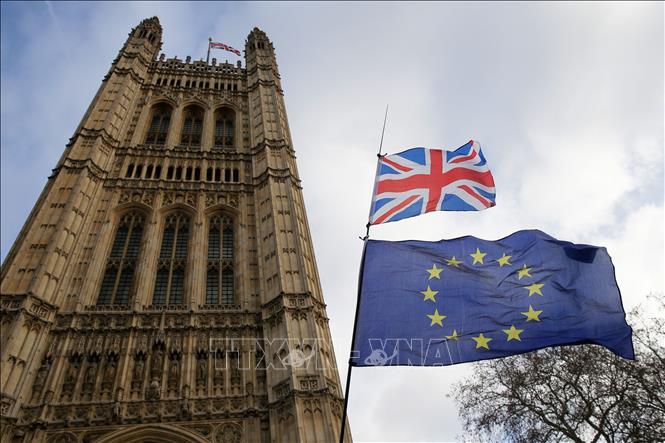 Quốc kỳ Anh (phía trên) và cờ Liên minh châu Âu (phía dưới) bên ngoài tòa nhà Quốc hội Anh ở London. Ảnh: THX/TTXVN