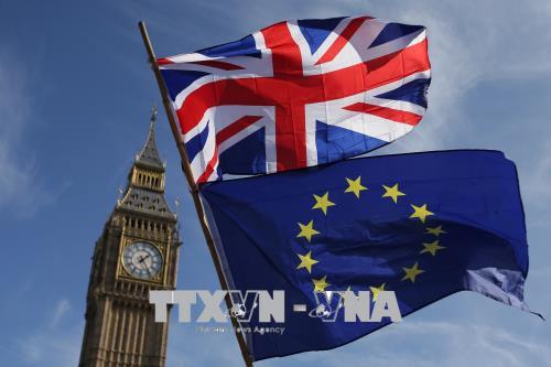 Cờ của Anh và và cờ của Liên minh châu Âu. Ảnh: AFP/TTXVN
