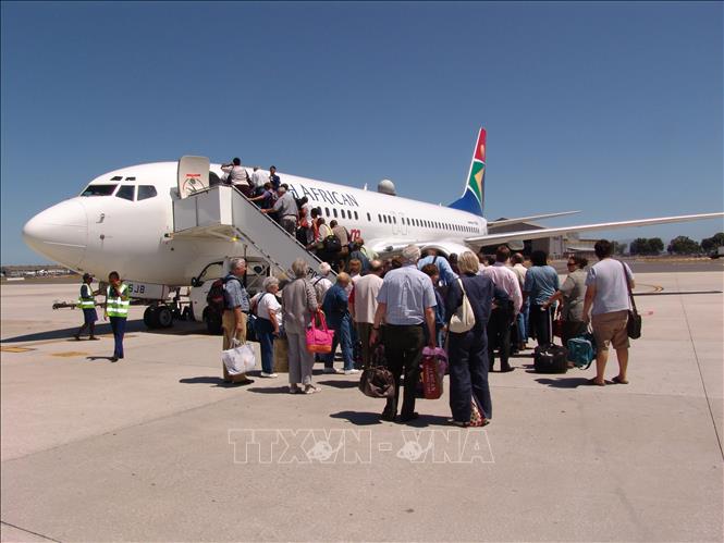 Hành khách lên máy bay của hãng hàng không Nam Phi South African Airways tại sân bay Cape Town, Nam Phi. Ảnh: Phi Hùng - Pv TTXVN tại Nam Phi