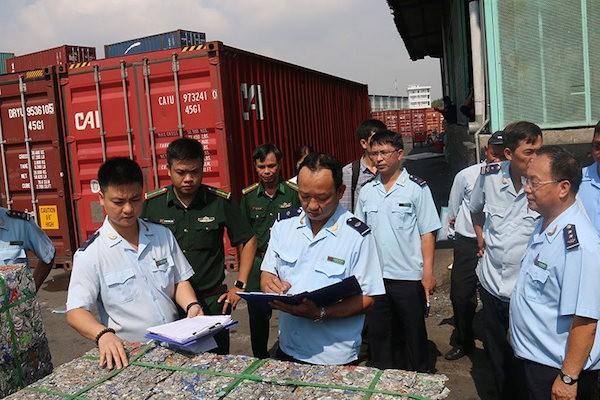 Lực lượng chức năng kiểm tra thực tế 4 container hàng hóa gian lận tại cảng Cát Lái - Ảnh báo TN&MT