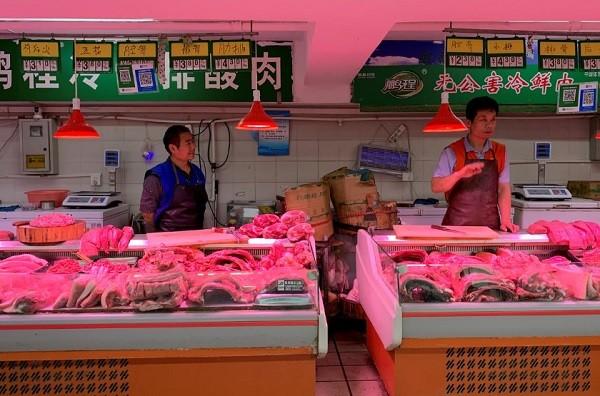Giá thịt lợn Trung Quốc thời gian qua tăng chóng mặt - Ảnh: Reuters