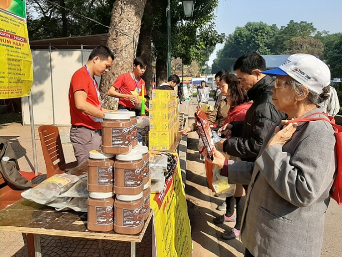 Người tiêu dùng Thủ đô tham quan gian hàng tại Hội chợ Xúc tiến thương mại cho các HTX năm 2019 diễn ra tại Công viên Thống Nhất, TP. Hà Nội