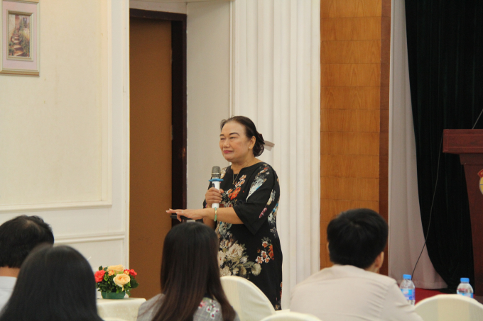Bà Nguyễn Thị Cúc – Chủ tịch VTCA trình bày tham luận tại hội thảo