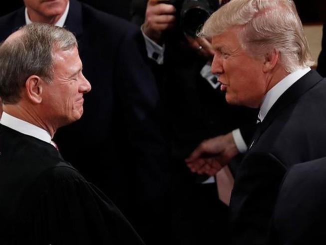 Tổng thống Donald Trump (phải) và Chánh án John Roberts (trái) - chủ tọa phiên tòa luận tội ông tại Thượng viện. Ảnh: Al JAZEERA