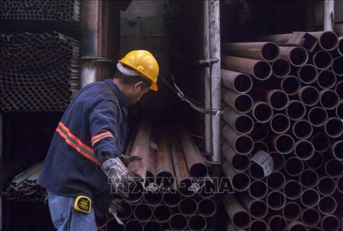 Công nhân làm việc tại nhà máy sản xuất thép ở Monterrey, Mexico. Ảnh: AFP/TTXVN