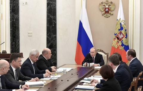 Tổng thống Vladimir Putin họp cùng Thủ tướng Mikhail Mishustin cùng các thành viên nội các và cố vấn. Ảnh: TASS