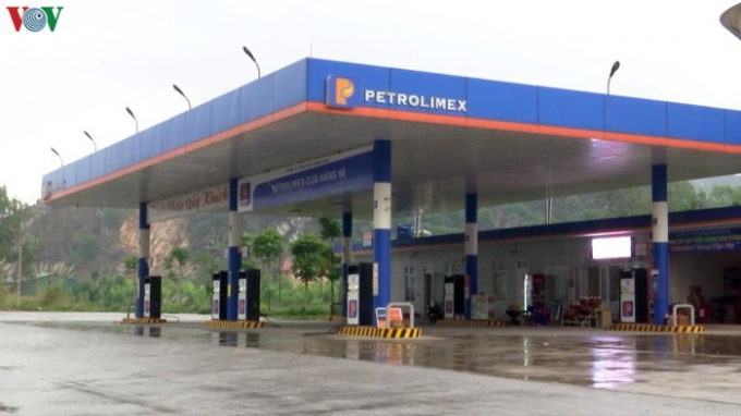 Cửa hàng xăng dầu cách Trạm dừng nghỉ Thanh Bình hơn 500 m, cùng chiều đường.