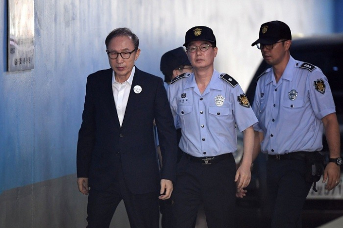 Tòa án Hàn Quốc ngày 19/2 đã tuyên án cựu Tổng thống Lee Myung-bak 17 năm tù và khoản nộp phạt lên tới 13 tỷ won (11 triệu USD).