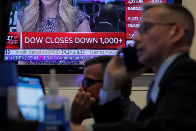 Các nhà giao dịch đang làm việc tại Sàn giao dịch chứng khoán New York (NYSE) - Mỹ hôm 24-2 Ảnh: Reuters