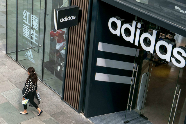 Adidas bị tổn thất nặng nề do thị trường Trung Quốc diễn ra dịch bệnh Covid-19 nghiêm trọng nhất thế giới. Ảnh: Zhang Peng/Lightrocket/Getty Images.