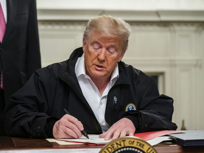 Tuần trước, Tổng thống Mỹ Donald Trump ký thông qua gói chống dịch Covid-19 trị giá 8,3 tỷ USD. Ảnh: Getty Images.