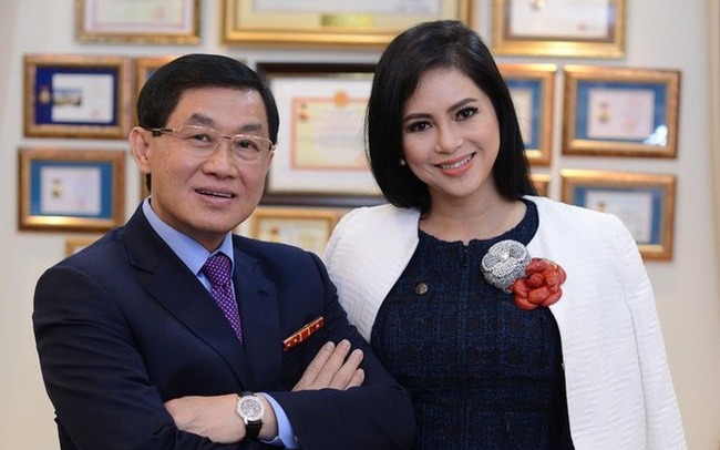 Ông Johnathan Hạnh Nguyễn và vợ - cựu diễn viên Thủy Tiên