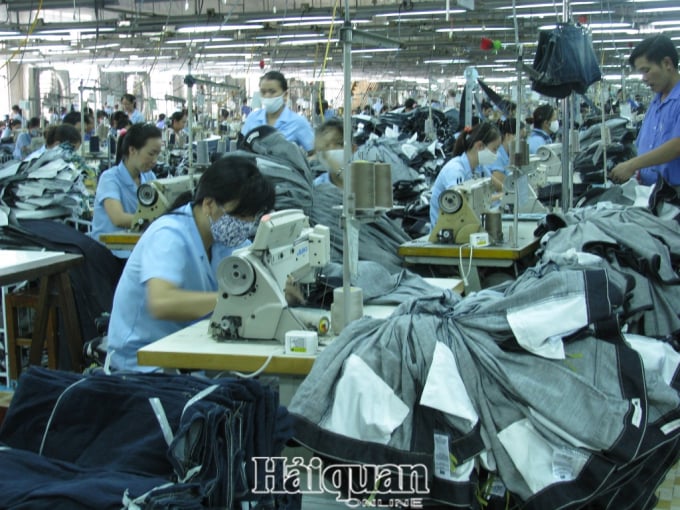 Sản xuất hàng dệt may xuất khẩu tại Công ty Cổ phần May Sài Gòn 3. Ảnh: N.Huế
