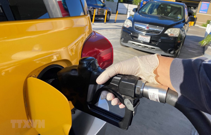 Đổ xăng cho phương tiện tại một trạm xăng ở Los Angeles, bang California, Mỹ ngày 18/3/2020. (Ảnh: AFP/TTXVN)