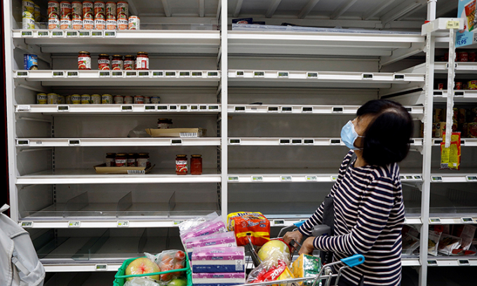 Kệ hàng một siêu thị gần như trống trơn tại Singapore cuối tuần trước. Ảnh:Reuters.
