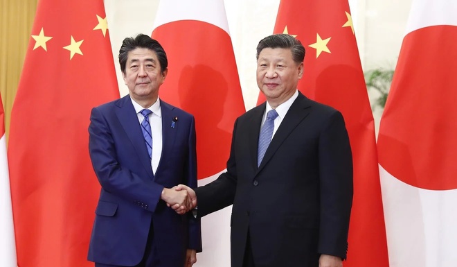 Chủ tịch Trung Quốc Tập Cận Bình (phải) và Thủ tướng Nhật Bản Shinzo Abe. Ảnh: DPA.
