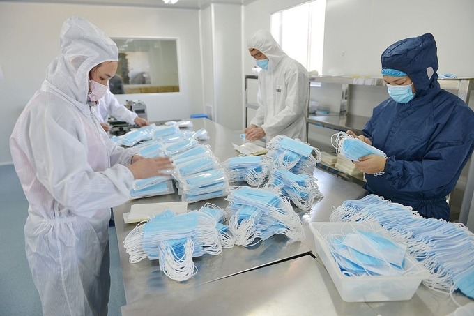 Công nhân sản xuất khẩu trang tại một nhà máy ở Giang Tô (Trung Quốc). Ảnh: Zuma Press