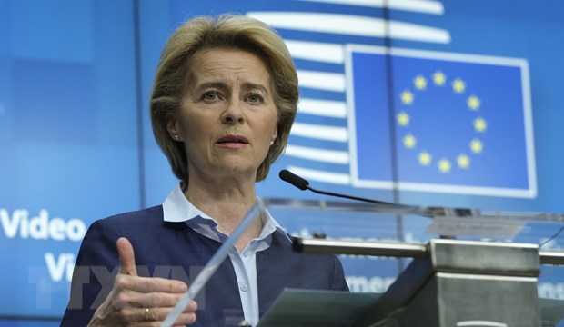 Chủ tịch Hội đồng châu Âu (EC) Ursula Von Der Leyen trong cuộc họp báo sau hội nghị trực tuyến của EU. (Ảnh: AFP/TTXVN)