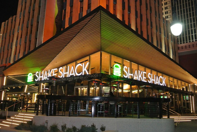 Chuỗi nhà hàng Shake Shack cho biết sẽ trả lại 10 triệu USD tiền hỗ trợ. Ảnh: Shack Shack.