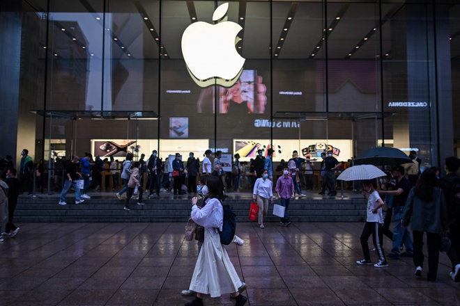 Bên ngoài một cửa hàng Apple tại Thượng Hải, Trung Quốc. Ảnh: AFP.