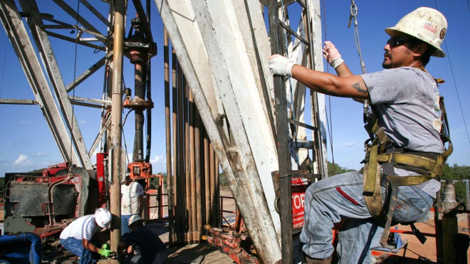 Các công ty sản xuất dầu Mỹ quyết liệt cắt giảm sản lượng khai thác. Ảnh: Getty Images.