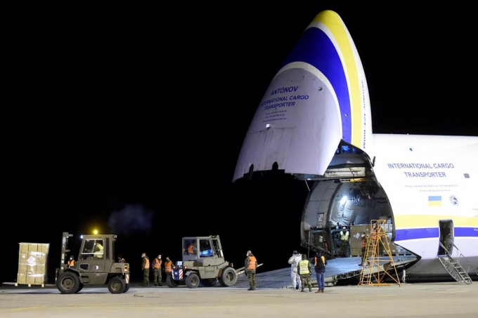 Máy bay chở 100 tấn thiết bị y tế từ Trung Quốc tại sân bay Pardubice ở Cộng hòa Czech hôm 22/3. Ảnh: Reuters