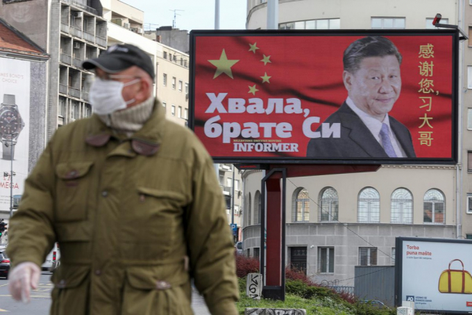 Tấm biển lớn ghi cảm ơn ông Tập tại thủ đô Belgrade của Serbia hôm 1/4. Ảnh: Reuters.