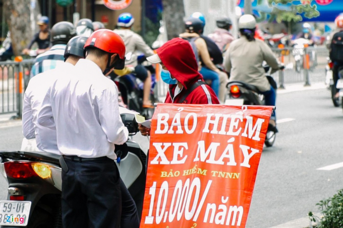 Quảng cáo bảo hiểm xe máy 10.000 đồng/năm tràn ngập các vỉa hè tại Hà Nội, TP.HCM. Ảnh: Văn Nguyện.