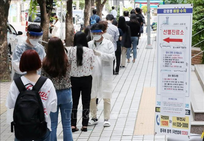 Người dân xếp hàng chờ xét nghiệm COVID-19 tại Bucheon, phía tây thủ đô Seoul, Hàn Quốc, ngày 28/5/2020. Ảnh: Yonhap/TTXVN