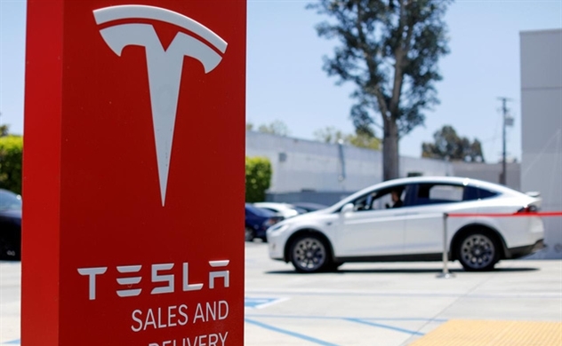Với vốn hóa hơn 190 tỷ USD, Tesla vẫn còn một khoảng cách nữa để tiến tới chạm mốc 212 tỉ USD của Toyota. Ảnh: Reuters.