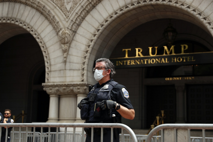 Cảnh sát thủ đô Washington D.C. canh gác bên ngoài khách sạn Tập đoàn Trump trên đại lộ Pennsylvania ngày 6/6. Ảnh: AP.