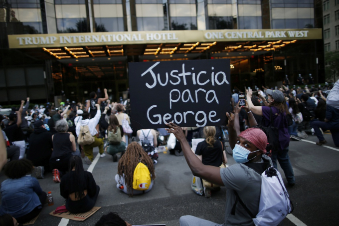 Người biểu tình Black Lives Matter tọa kháng trước khách sạn của Tập đoàn Trump tại New York ngày 2/6. Ảnh: Reuters.