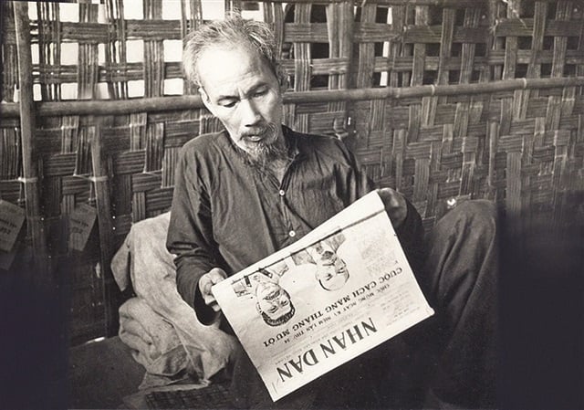 ủ tịch Hồ Chí Minh đọc báo Nhân Dân tại Chiến khu Việt Bắc. Ảnh: Tư liệu
