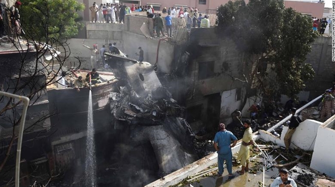 Hiện trường vụ tai nạn hàng không thảm khốc ở Pakistan hồi tháng 5. Ảnh: Getty