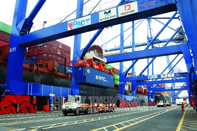 Việc giảm phí hạ tầng cảng biển góp phần giúp doanh nghiệp vượt qua khó khăn sau dịch COVID-19. (Trong ảnh: Xếp dỡ hàng công-ten-nơ tại Cảng cửa ngõ quốc tế Lạch Huyện)