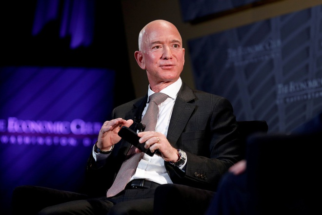 Jeff Bezos đang là người giàu nhất thế giới, với khối tài sản vượt trội những người đứng sau. Ảnh: Reuters.